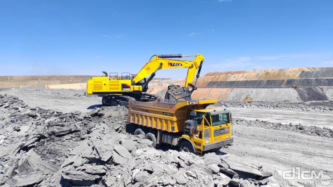 九游娱乐网站：大国“重”器不虚此名！太重百吨挖机坐镇矿山(图1)