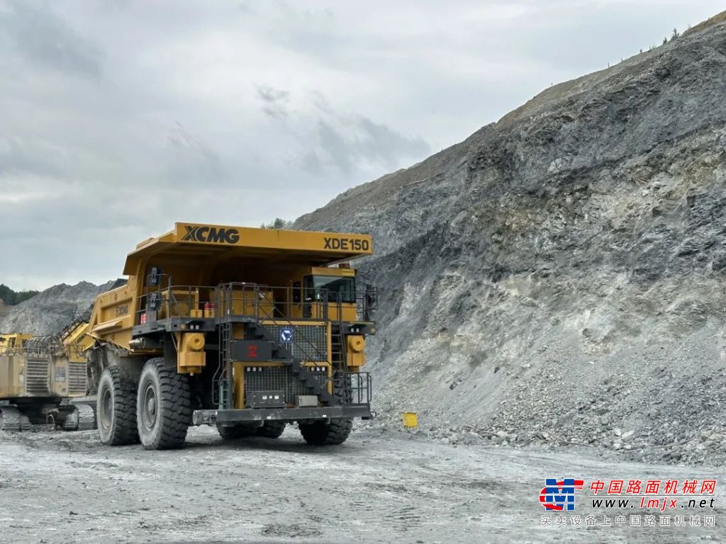 九游娱乐平台：批量交付欧洲！徐工150吨级矿车驰骋塞尔维亚(图2)