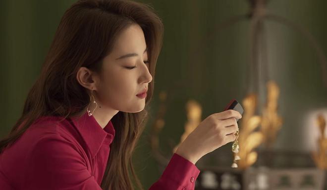 九游娱乐平台：刘亦菲成为2024年最受用户关注的娱乐明星与特朗普、普京齐名(图2)