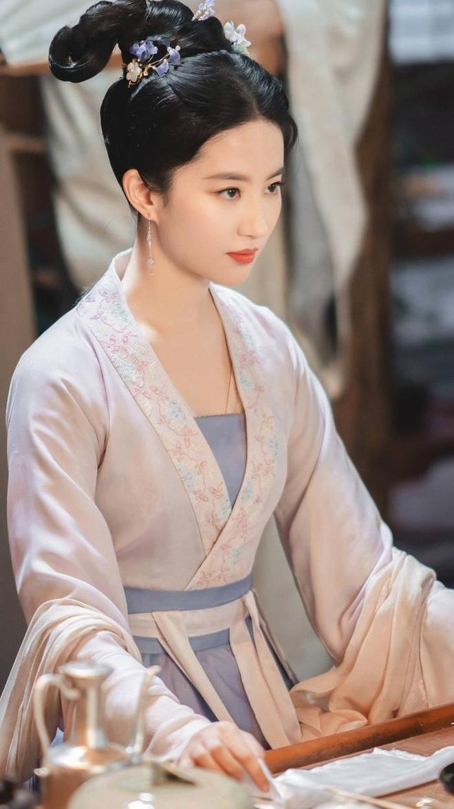 九游娱乐平台：刘亦菲成为2024年最受用户关注的娱乐明星与特朗普、普京齐名(图3)