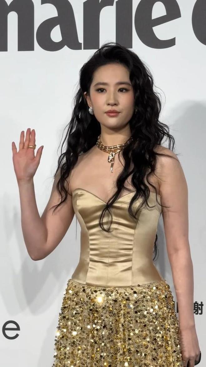 九游娱乐平台：刘亦菲成为2024年最受用户关注的娱乐明星与特朗普、普京齐名(图5)