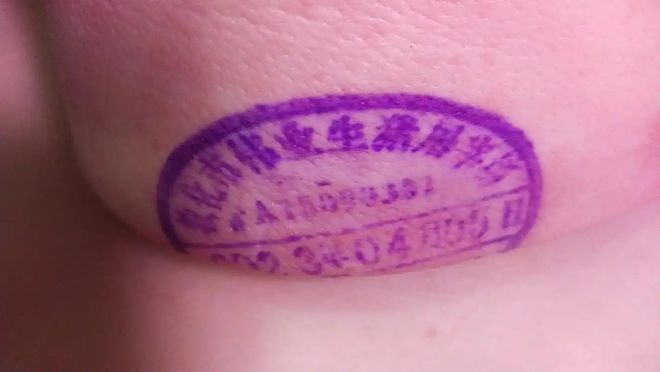 九游娱乐网站：女子出轨被捉丈夫将女子脖子上盖“猪肉章”洗不掉后崩溃(图2)