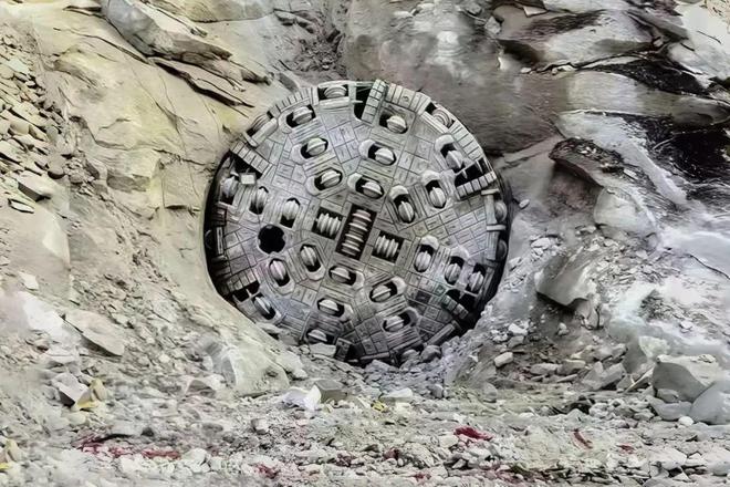 九游娱乐网站：“龙源号”大显身手！国内首台锂矿矿用硬岩掘进机全线贯通(图1)