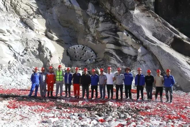 九游娱乐网站：“龙源号”大显身手！国内首台锂矿矿用硬岩掘进机全线贯通(图2)