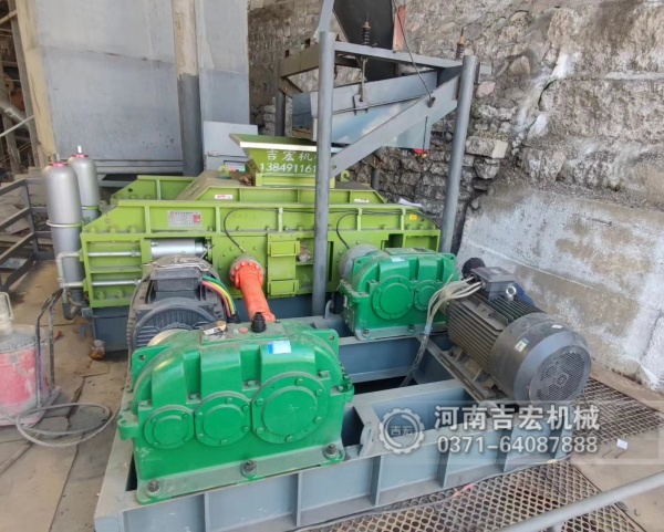 九游娱乐：陵水出料1-3mm时产5-450吨对辊制砂机简介(图2)
