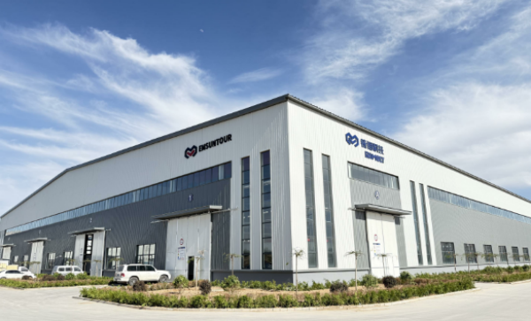 九游娱乐平台：铱钼科技千台产能乌海新工厂落成两百吨级矿用卡车EM186H批量投产(图1)