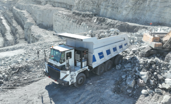 九游娱乐平台：铱钼科技千台产能乌海新工厂落成两百吨级矿用卡车EM186H批量投产(图3)