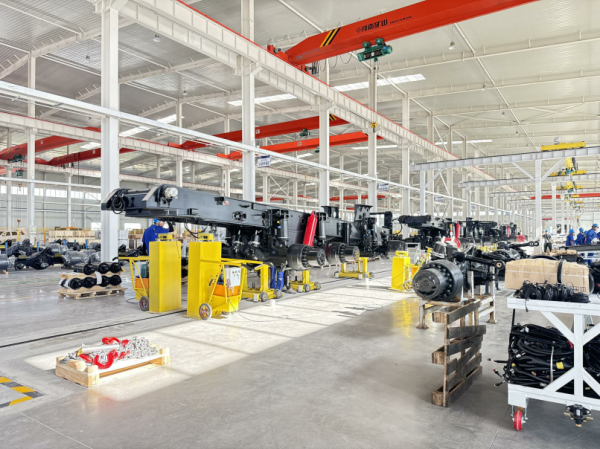 九游娱乐平台：铱钼科技千台产能乌海新工厂落成两百吨级矿用卡车EM186H批量投产(图2)