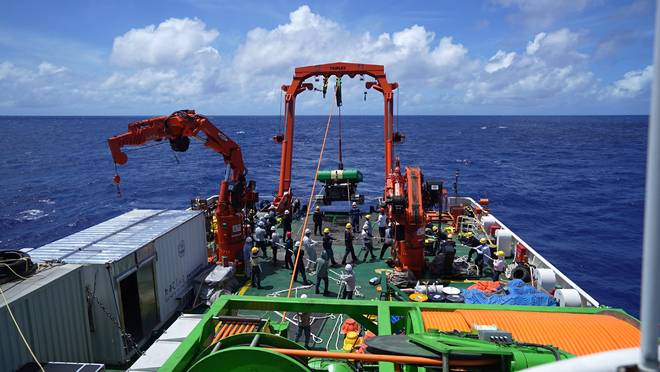 九游娱乐网站：刚发出稀土出口许可美方不买账警告各国：不得使用华为AI芯片(图5)