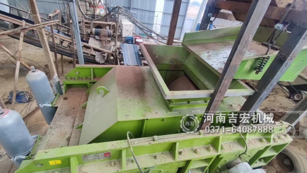 九游娱乐网站：武汉节能环保绿色砂石生产-专用对辊制砂机(图2)