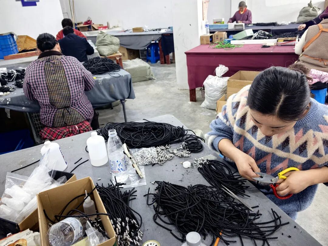 九游娱乐平台：狠抓落实追赶奔富丨看这热火朝天的发展场景！(图2)