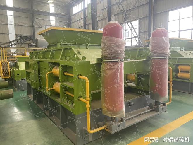 九游娱乐：砂料厂想降本增效？对辊制砂机处理回料代替外购砂(图1)