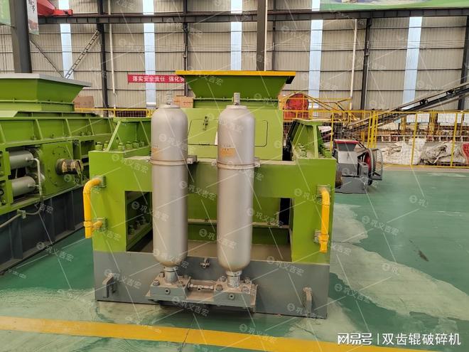 九游娱乐网站：液压对辊制砂机：粒型、效率、防护三大优势解析！(图1)